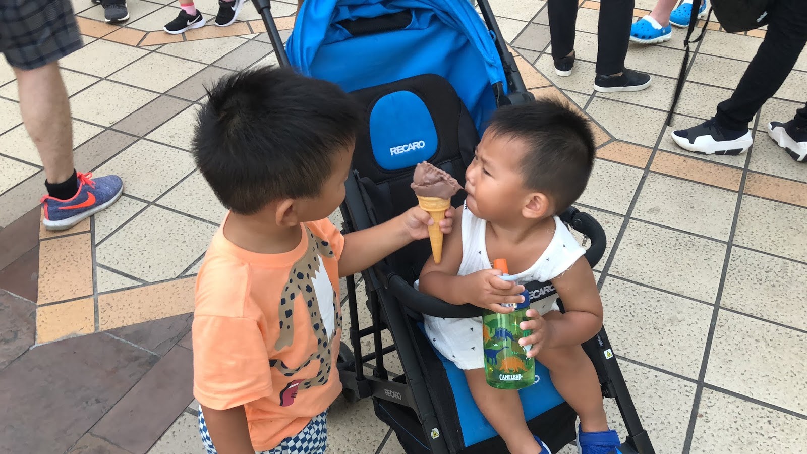 圖為筆者的兩個小孩，2018年7月29日於六福村所攝，小孩是社會的希望，希望每一個小孩都能平安、快樂的長大